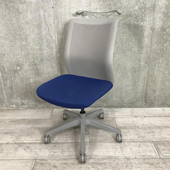 【在庫入替セール品】【定価約6万円】【コートハンガー付き快適OAチェアの入荷です】■オカムラ製　オムネス　OAチェア【D】
                        オムネス
                                    中古
            