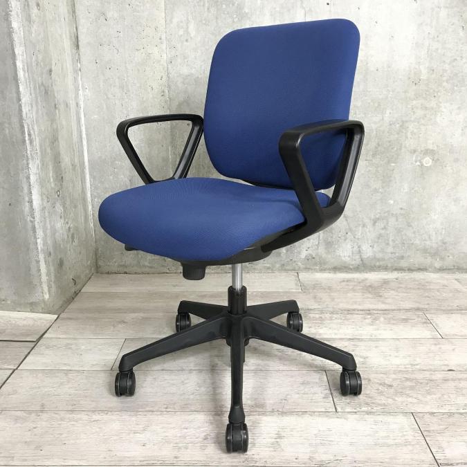 【コスパ抜群！オカムラ製の人気低価格チェア！】【ふかふかクッションが心地よい！】【シンプルな機能設計】　[オカムラ　CG-R　■ローバック　■固定肘付き　■色：ミディアムブルー×ブラック]
                        CG-Rチェア
                                    中古
            