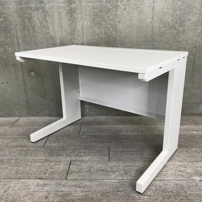コンパクトな幅1000㎜×奥行600㎜の平デスクが入荷！大きな配線口が便利！ノートPCをご利用の方にオススメです
[ウチダ（UCHIDA）スカエナシリーズ　平机　配線Ktype　ホワイト]
                        スカエナ
                                    中古
            