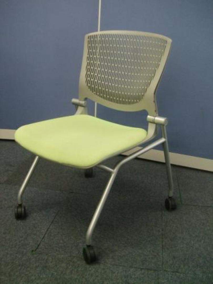 【スタイリッシュなプレーンバック！！】　オカムラからグラータチェア ■座面にシミ有のため激安！【会議チェア】
                                    中古
            