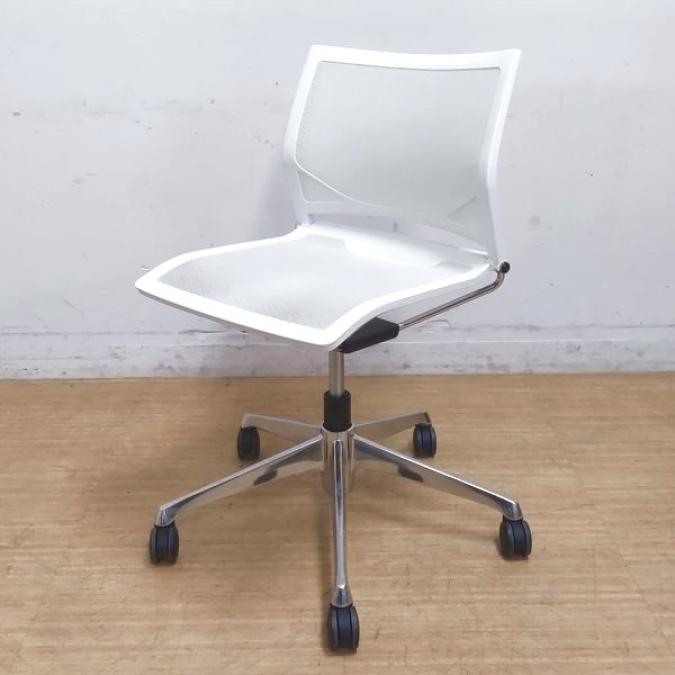 【在庫入替セール】オカムラ　ツァルト　肘無しタイプ　背面座面ともにメッシュ　ミーティングチェア・会議チェア　ホワイト　ポリッシュ脚　上下昇降機能
                        ツァルト
                                    中古
            