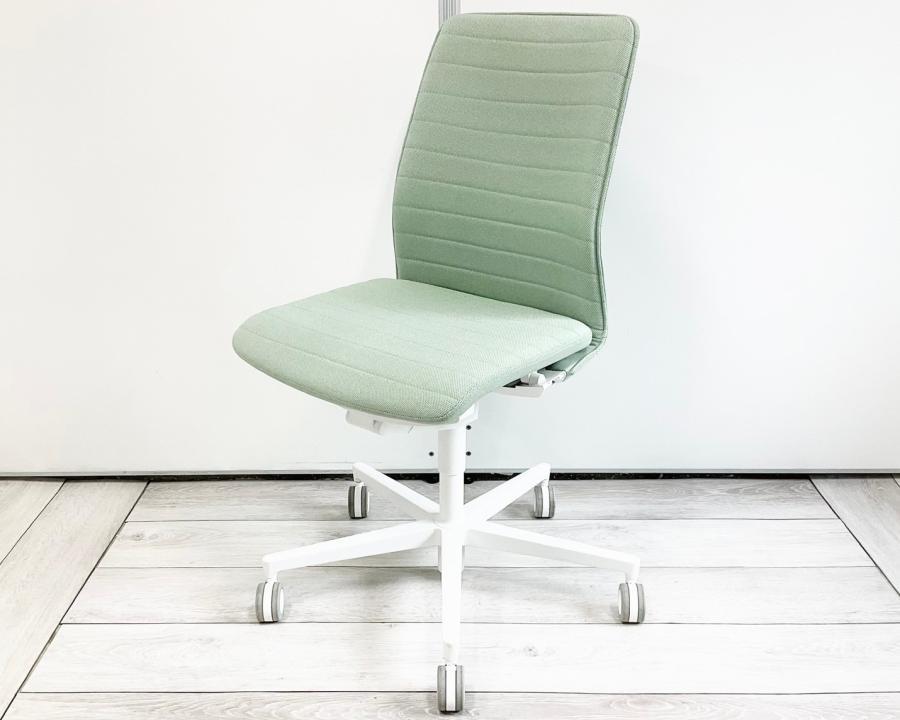 【在庫入替セール品！】インテリア発想から生まれたOAチェア！スリムな背面構造のため邪魔になりません！トレンドのファブリック仕様！清潔感のある淡いグリーン ■コクヨ/ファブレ/オパールグリーン
                        ファブレ クッション
                                    中古
            