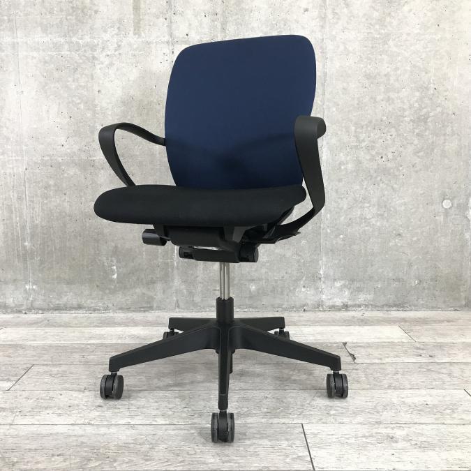 背のハイ・ロー切替が出来る！基本ニーズである「汚れにくさ」「壊れにくさ」を実現したスタイリッシュデザインのOAチェア　■ITOKI（イトーキ）製　fulgo（フルゴ）チェア　■固定肘付き　■色：ネイビーブルー×座面ブラック
                        フルゴ
                                    中古
            