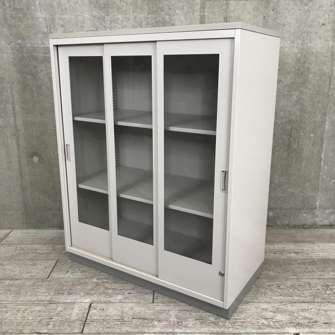 【天板・ベース付き】お問い合わせの多い引違い書庫が入荷！スライド引き戸だから開閉スペースに困りません！　■イトーキ（ITOKI）製　シンラインシリーズ　ガラス戸　3枚引き戸タイプ　引違い書庫　■シリンダー錠　■グレー【弊社使用欄：A00941518,A00941519】 シンライン   中古 