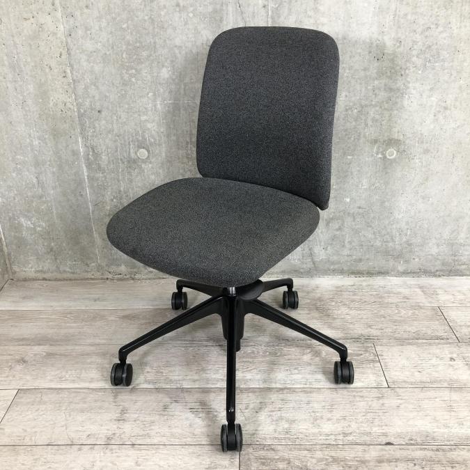 【働きやすく、居心地の良いオフィスへ】オカムラの新シリーズからワークチェアが入荷しました！カジュアルで優しいデザインとしっかりとした座り心地。　[■Lives（ライブス）　エントリーチェア　■グレー　■肘無し　■okamura（オカムラ）]
                        ライブス
                                    中古
            