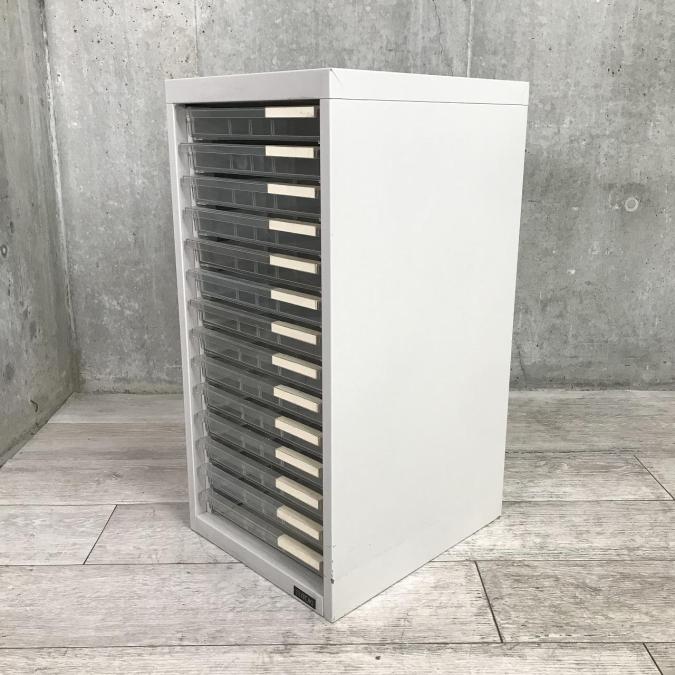 【限定1台】【超レア商品】【書類や備品のストックにピッタリ！】イトーキ（ITOKI）　クリスタルトレー　1列14段　浅型　伝票入れ　グレー　オフィスバスターズ　心斎橋店
                        その他シリーズ
                                    中古
            