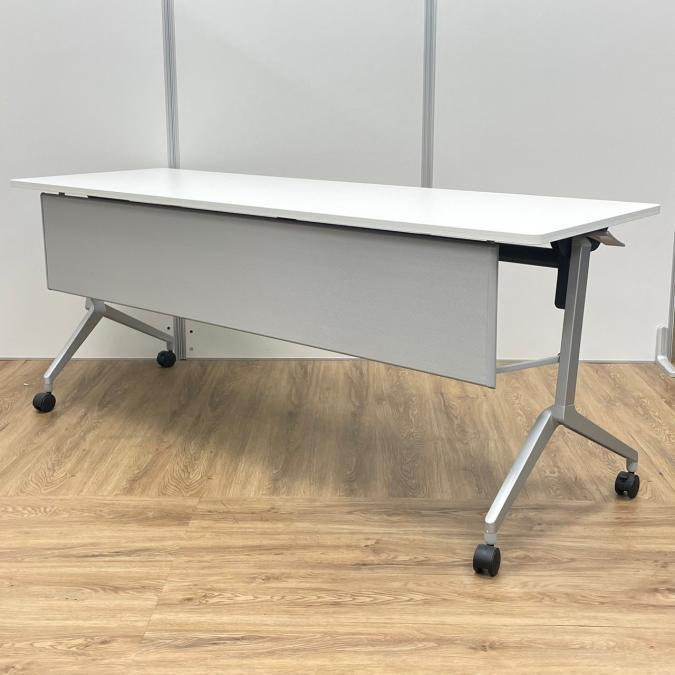 コクヨ製　リーフラインシリーズ　ホワイト天板　幕板付き　W1800/D600サイズ　サイドスタックテーブル！！
                        リーフライン
                                    中古
            