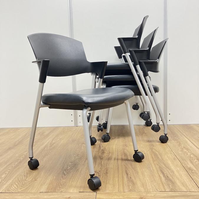 【商品入れ替えにつき、現品限り】【4脚セット】コクヨ製　定番プロッティシリーズ　人気のブラックカラー　背面樹脂タイプ　座面ビニール　スタッキングチェア！！※京都東寺店撮影画像※
                        プロッティチェア
                                    中古
            