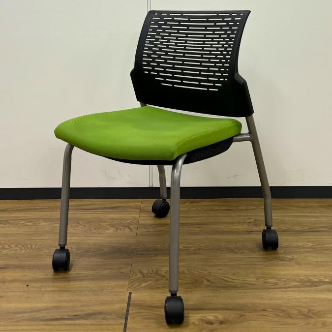 ライオン　スターブシリーズ　スタッキングチェア　グリーン　キャスター付
                        STARB
                                    中古
            