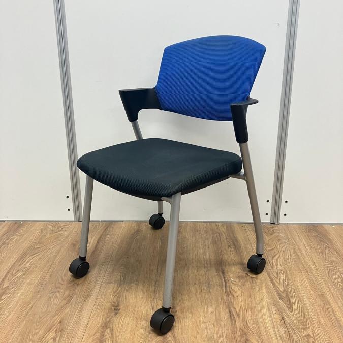【商品入替のため、残り5脚限り】コクヨ製　人気のプロッティシリーズ　背もたれブルー＆座面ブラック　キャスター付き　スタッキングチェア！！
                        プロッティチェア
                                    中古
            