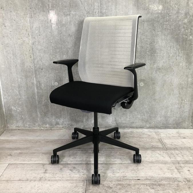 【海外メーカーの有名チェアがこの価格！】スチールケース（Steelcase）シンクチェア　■色：背もたれ/ホワイト　座面/ブラック　肘付き【A00937608】
                        シンクチェア（2014年以前モデル）
                                    中古
            