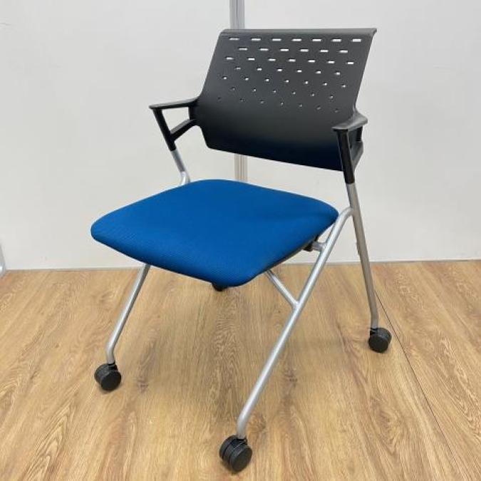 【ロット入荷】コクヨ製　ピエガシリーズ　座面ブルー×背面ブラック　収納　会議室　休憩室　ネスティングチェア ！！ ピエガ   中古 