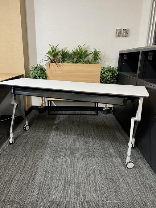 高級感あり！2人掛け可能なキャスター付・天板跳ね上げ型ミーティングテーブル！
■オカムラ/インターアクト(Interact NT)/ホワイト　W1500　D450　フラップテーブル
                        インターアクトNT
                                    中古
            