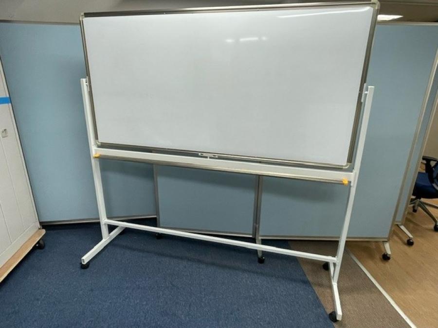 【西店撮影商品】【限定1枚！オフィスの定番商品が久々の入荷です！！！】ホワイトボード　W1800タイプ　両面　自立式　キャスター付き　一部パーツ欠品あり【天神ビッグバン】【天神BBB】【博多コネクティッド】【博多コネクティッドボーナス】
                        その他シリーズ
                                    中古
            