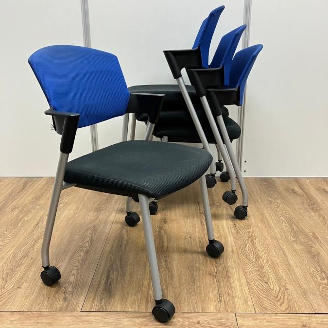【4脚セット】コクヨ製　人気のプロッティシリーズ　背もたれブルー＆座面ブラック　キャスター付き　スタッキングチェア！！
                        プロッティチェア
                                    中古
            