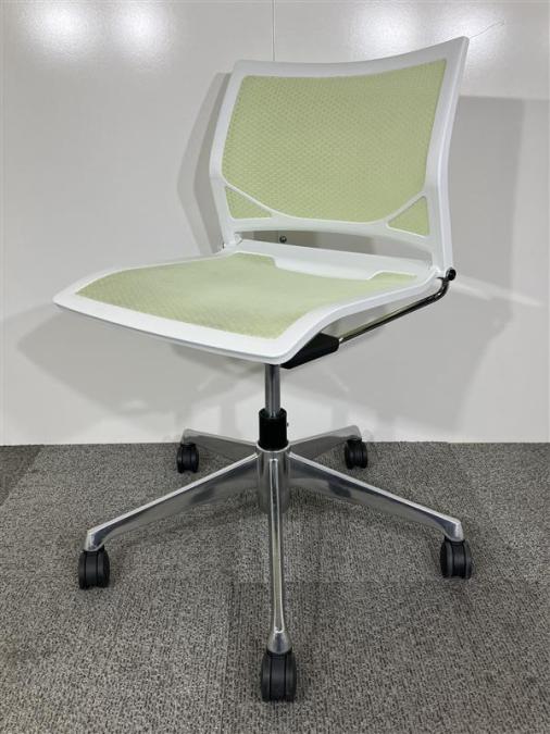 オカムラ　ツァルト　肘無しタイプ　背面座面ともにメッシュ　ミーティングチェア・会議チェア　グリーン　ポリッシュ脚　上下昇降機能
                        ツァルト
                                    中古
            