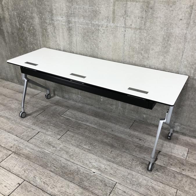 【状態良好品！】【OAタップ付き！】2~3名様で使えるスタックテーブル　■オカムラ（okamura）製　インターアクトNT　サイドスタックテーブル　■ホワイト　幕板無し　■幅1800×奥行600【天板跳ね上げ式でコンパクトに収納】【キャスター付きで移動も楽々！】
                        インターアクトNT
                                    中古
            