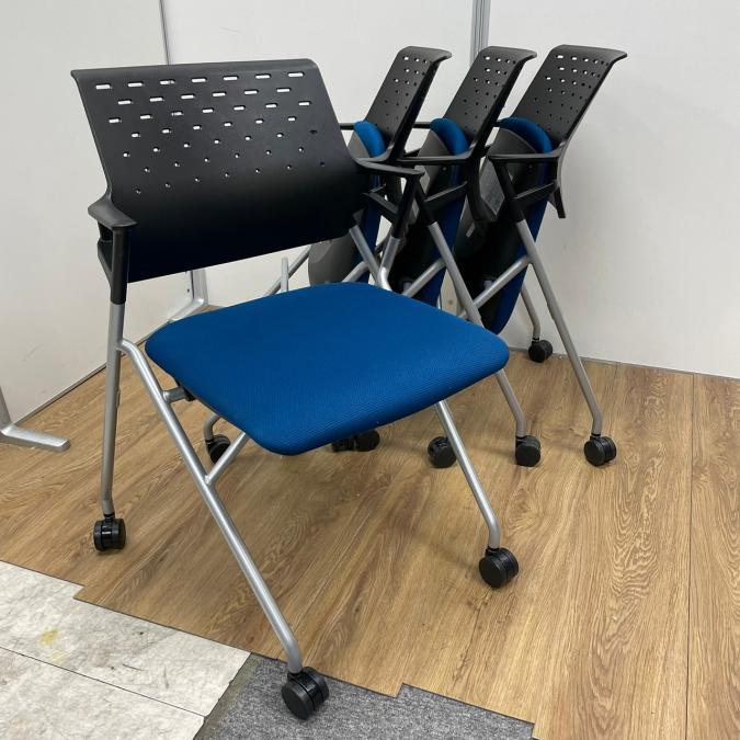 【4脚セット】コクヨ製　ピエガシリーズ　背樹脂タイプ　ブルー　ネスティングチェア！！
                        ピエガ（PIEGA）チェア
                                    中古
            