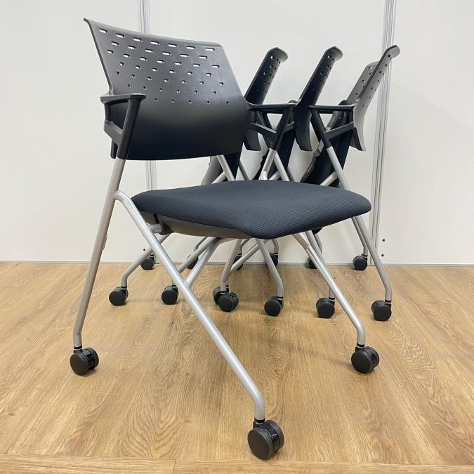 【4脚セット】コクヨ製　ピエガシリーズ　人気のブラックカラー　ネスティングチェア！！
                        ピエガ（PIEGA）チェア
                                    中古
            