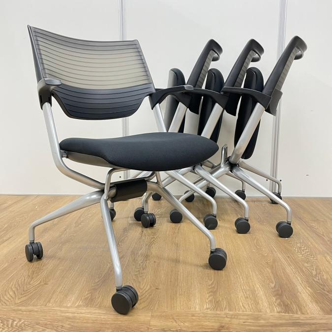 【4脚セット】イトーキ製　レクシブシリーズ　ブラックカラー　肘付き　ネスティングチェア！！
                        レクシブ
                                    中古
            