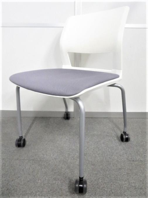 【在庫入替セール品（本在庫限定価格）】■コクヨ製　スタッキングチェア　キャスター付　グレー【スタイリッシュなデザイン！】
                        160シリーズ
                                    中古
            