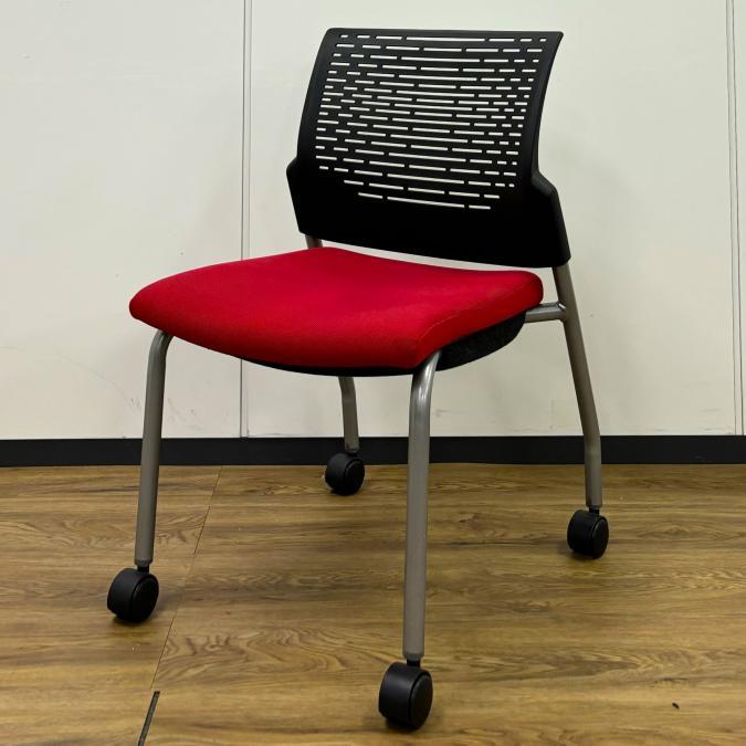 【在庫入替セール品】ライオン　スターブシリーズ　スタッキングチェア　レッド　キャスター付
                        STARB
                                    中古
            