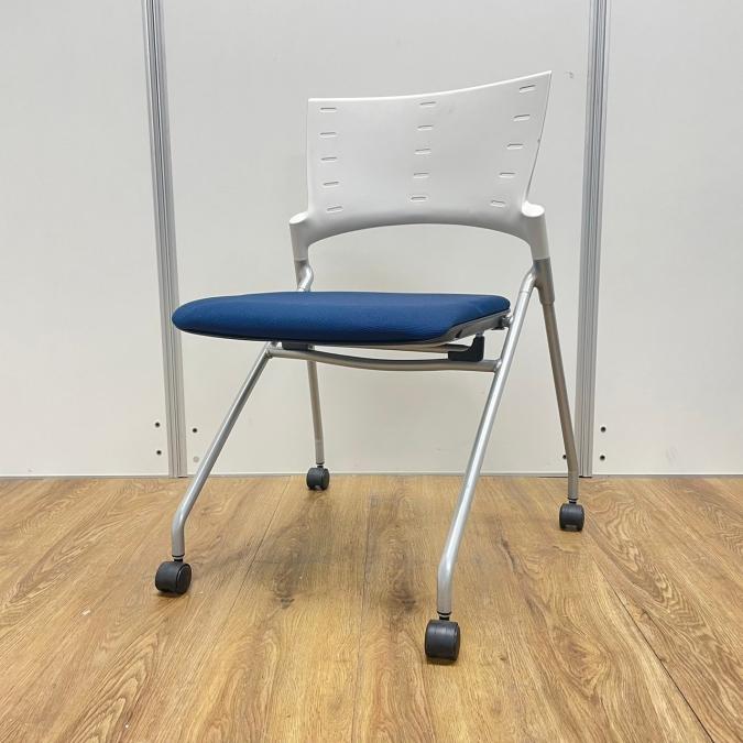 国内メーカー　イトーキ製　マノスシリーズ　ホワイト×ブルー　ネスティングチェア！！
                        マノスチェア
                                    中古
            
