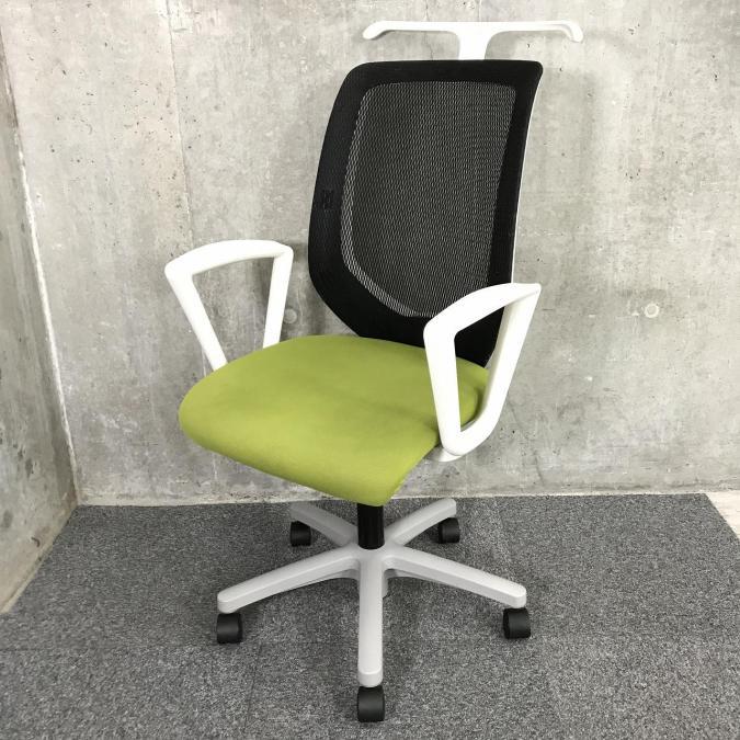 【12脚入荷】コスパの良いメッシュチェア！ナチュラルデスクにもピッタリなグリーンカラー ■ITOKI（イトーキ）製　コルトチェア　ハイバック　メッシュチェア　■固定肘付き　■アイビーグリーン×ブラック　■コートハンガー付き　☆★大特価セールはこちらのキーワードで検索☆★→→【大放出】
                        コルト
                                    中古
            