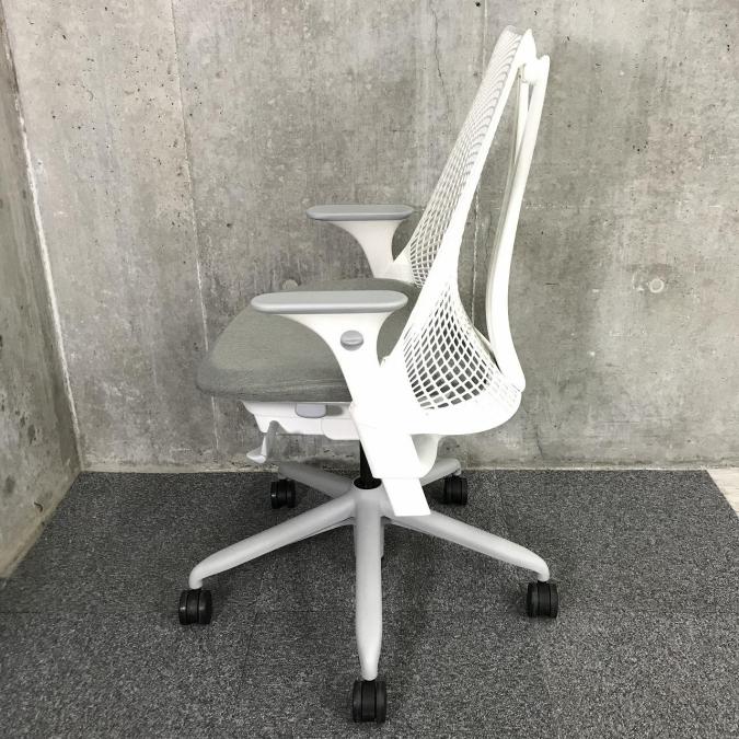 ハーマンミラー セイルチェア ミドルバック 前傾チルト機能なし 可動肘 白×黒 中古】セイルチェア Herman Miller/ハーマンミラー 肘付ミドル