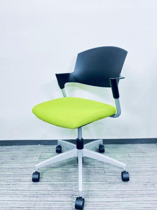 【在庫入替セール】【3脚限定】【2003年度グッドデザイン賞受賞の長寿シリーズです】【クレジット決済優先】珍しいコクヨ製 プロッティ(Protty)のキャスター付きミーティングタイプチェア！　新大阪店
                        プロッティチェア
                                    中古
            