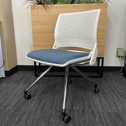【９脚、在庫あります！】座面は折り畳み可能なミーティングチェア　九州　福岡　中古チェア　椅子　オフィス椅子　中古