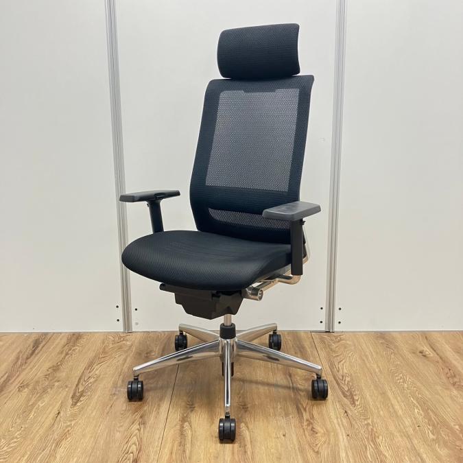 コクヨ製　エアフォートシリーズ　人気のブラックカラー　メッシュ仕様　ヘッドレスト　可動肘　ポリッシュ脚　ランバーサポート　空気の力であなたを支える！　肘付きハイバックチェア！！
                        エアフォート
                                    中古
            