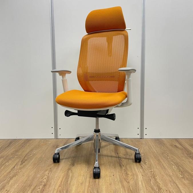 【レア：ヘッドレスト付き】オカムラ製　シルフィーシリーズ　オレンジカラー　ホワイトフレーム　ヘッドレスト　可動肘　前傾　コートハンガー　ランバーサポート　ポリッシュ脚　肘付きハイバックチェア！！
                        シルフィーメッシュ
                                    中古
            