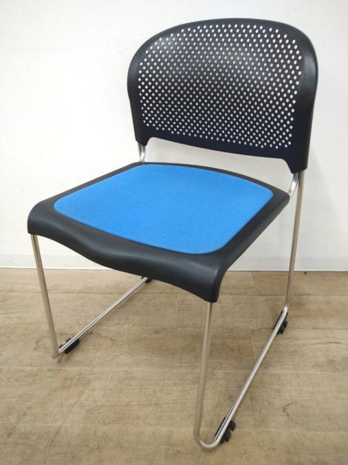 【定価約3万円】【通気性の良いメッシュ素材のスタッキングチェアの入荷です】■オカムラ製　8114F　スタッキングチェア
                        8114Fシリーズ
                                    中古
            