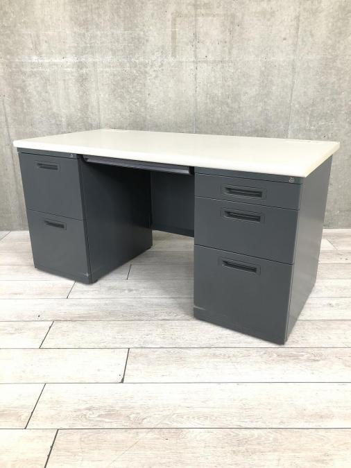 【入替セール】【上長席におすすめです！幅広サイズで収納スペースも豊富な幅1400㎜の両袖デスク】【珍しいブラック色のデスク！】　[イナバ　両袖机　幅1400㎜　本体ブラック　天板グレー]【G2】
                        その他シリーズ
                                    中古
            