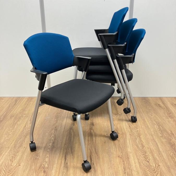 【4脚セット】コクヨ製　定番プロッティシリーズ　プルシアンブルーｘブラックのツートンカラー　背面布タイプ　スタッキングチェア！！
                        プロッティチェア
                                    中古
            