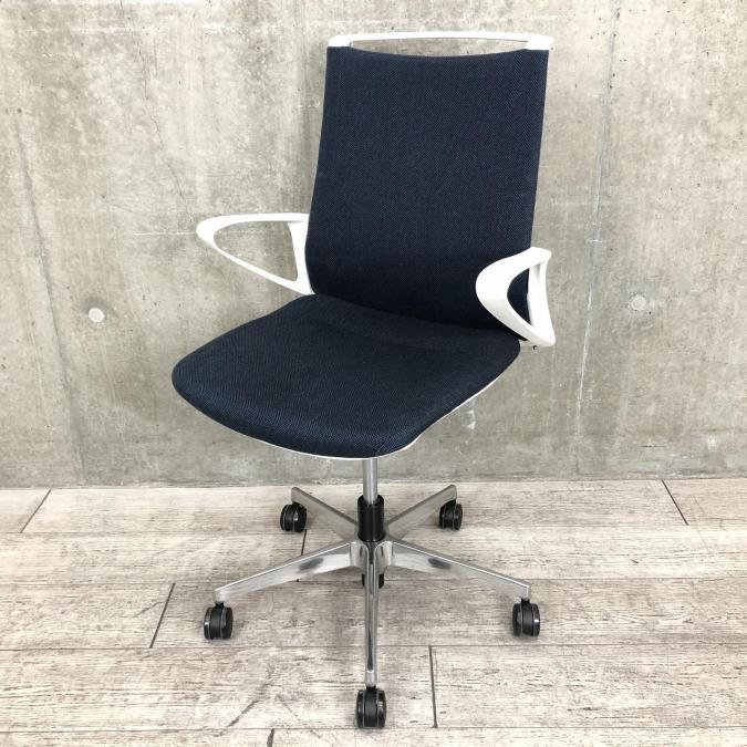 【在庫入替セール品】会議室やモダンなオフィスの執務用としてもおすすめの人気チェア！■オカムラ　モード　クロス　■ダークブルー　ホワイトボディ　■固定肘付き　【スタイリッシュなオフィスに！】【機能とデザインが融合。包み込む座り心地を】
                        モード
                                    中古
            