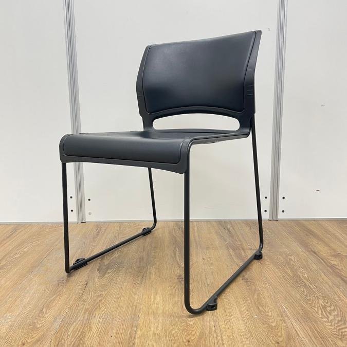 【商品入替のため、残り2脚限り】オカムラ製　リットシリーズ　ブラック　収納楽々な積み重ね　ビニールレザータイプ　スタッキングチェア！！
                        リット
                                    中古
            