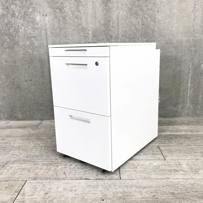 【フリアドまたは高さ720ｍｍサイズデスク用ワゴン】【人気のホワイトカラー3段ワゴンの入荷です！小物からA4ファイルまで様々なものの管理が可能】■その他メーカー　3段ワゴン
                        その他シリーズ
                                    中古
            