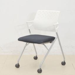 【9脚入荷！！】コクヨ製PIEGAシリーズ！シンプルで質感の高いデザイン。座り心地に配慮したクッションによる快適性！