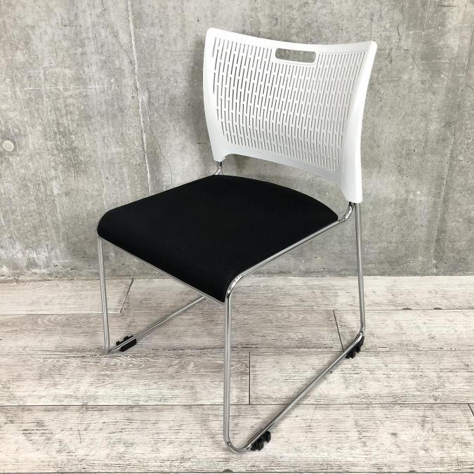 【定価約３万円】シンプルなデザインで使いやすい！重ねて収納可能なスタッキングチェア！会議室、共有スペースなどに！■オカムラ製　レーテ　スタッキングチェア　ミーティングチェア　■ブラック×ホワイト 【入れ替えセール品】
                        レーテ
                                    中古
            