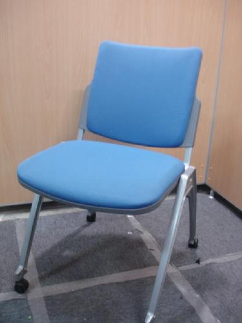 内田洋行製スタッキングチェア！！　重ねられて場所を取らない。　【会議チェア】
                                    中古
            