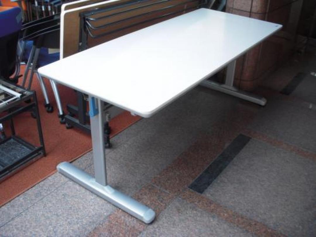 ホワイトの会議用テーブル【オカムラ　会議用】<font size=5 color=magenta><B><I>★☆キャンペーン開催中！！ご納品先が東京都近郊のお客様　送料無料！！　<font size=5><b><a href=http://www.officebusters.com/shop_showsai/mita.php>三田店の本気のキャンペーンはここをクリック！！</font></A></font>
                                    中古
            