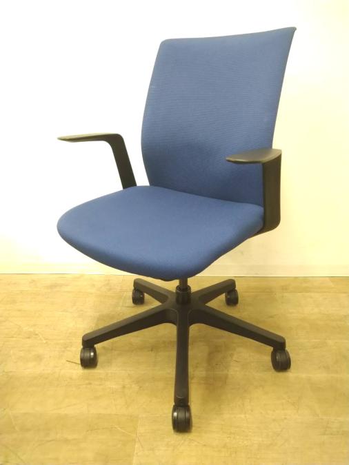 【定価約7万円】【固定肘＆セパット付快適OAチェアの入荷です】■オカムラ製　オムネス　肘付きOAチェア
                        オムネス
                                    中古
            