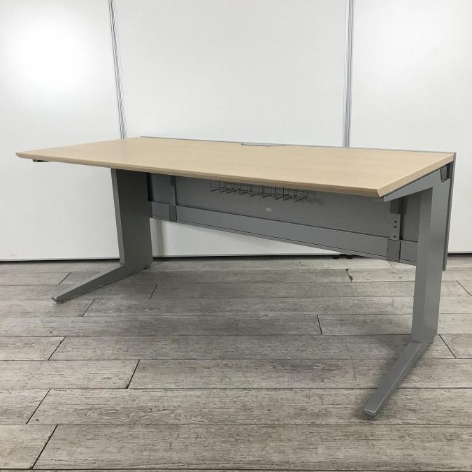 横幅1600mm！ゆとりのあるワークスペースで作業効率アップ！オシャレな天板ナチュラル木目カラー！
■オカムラ/プロユニット/ネオウッドライト　本体色シルバー　平デスク　W1600　幕板パネル付
                        プロユニット
                                    中古
            
