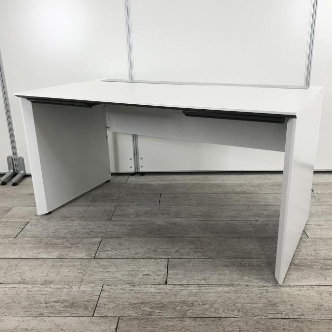 幅1400ｍｍの広々ワークスペース！役職者席に！■コクヨ　ワークヴィスタ　平机　引出付き　■ホワイト　■1400㎜×奥行き725㎜×高さ720㎜
                        ワークヴィスタ
                                    中古
            