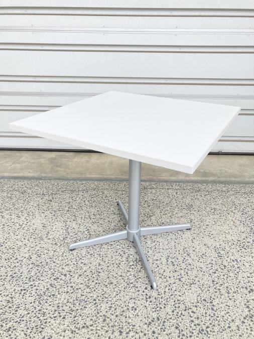 【関西倉庫在庫】　四角テーブル　ホワイト　商談、面談、休憩スペースにおすすめです！【弊社使用欄：A00956112】
                        その他シリーズ
                                    中古
            