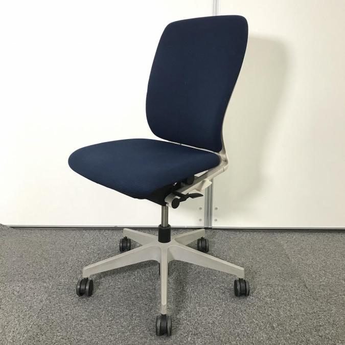 【背のハイ・ロー切替が出来る！】　【「汚れにくさ」から生まれたスタイリッシュデザインのOAチェア】■ITOKI（イトーキ）製　fulgo（フルゴ）チェア　■ハイバック　■肘無し　■色：ネイビーブルー
                        フルゴ
                                    中古
            