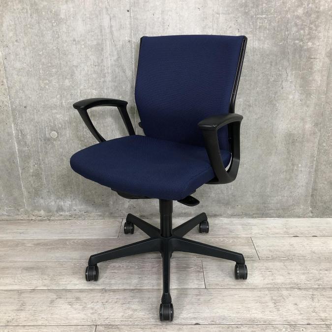 【長時間のデスクワークもランバーが快適にサポート！】■okamura（オカムラ）製　エスクードチェア　ローバック　■固定肘付き　■色：ダークブルー
                        エスクード
                                    中古
            