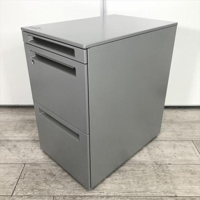 シリンダー錠でセキュリティ面も安全！使い勝手のよい人気3段ワゴン！メタリックなカラーリングでフリアドとの相性も抜群！
■オカムラ/アドバンス/シルバー
                        アドバンス
                                    中古
            